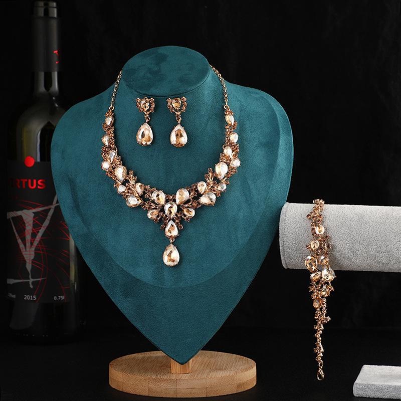 2026 Water Drop Super Flash Rich Bride Necklace Three-piece Set, Zircon New Necklace, Gemstone Short Crystal. 45CM
2026 Water Drop Super Flash Rich Bride Necklace Three-piece Set, Zircon New Necklace, Gemstone Short Crystal. 45CM