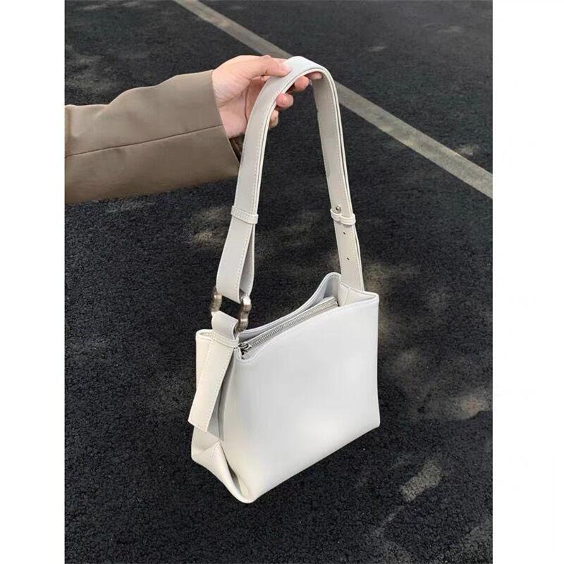Large-capacity Bag Women s New Texture Niche Commuter Women s Bag Solid Color Shoulder Crossbody Fashion Bucket Bag Women
Large-capacity Bag Women s New Texture Niche Commuter Women s Bag Solid Color Shoulder Crossbody Fashion Bucket Bag Women