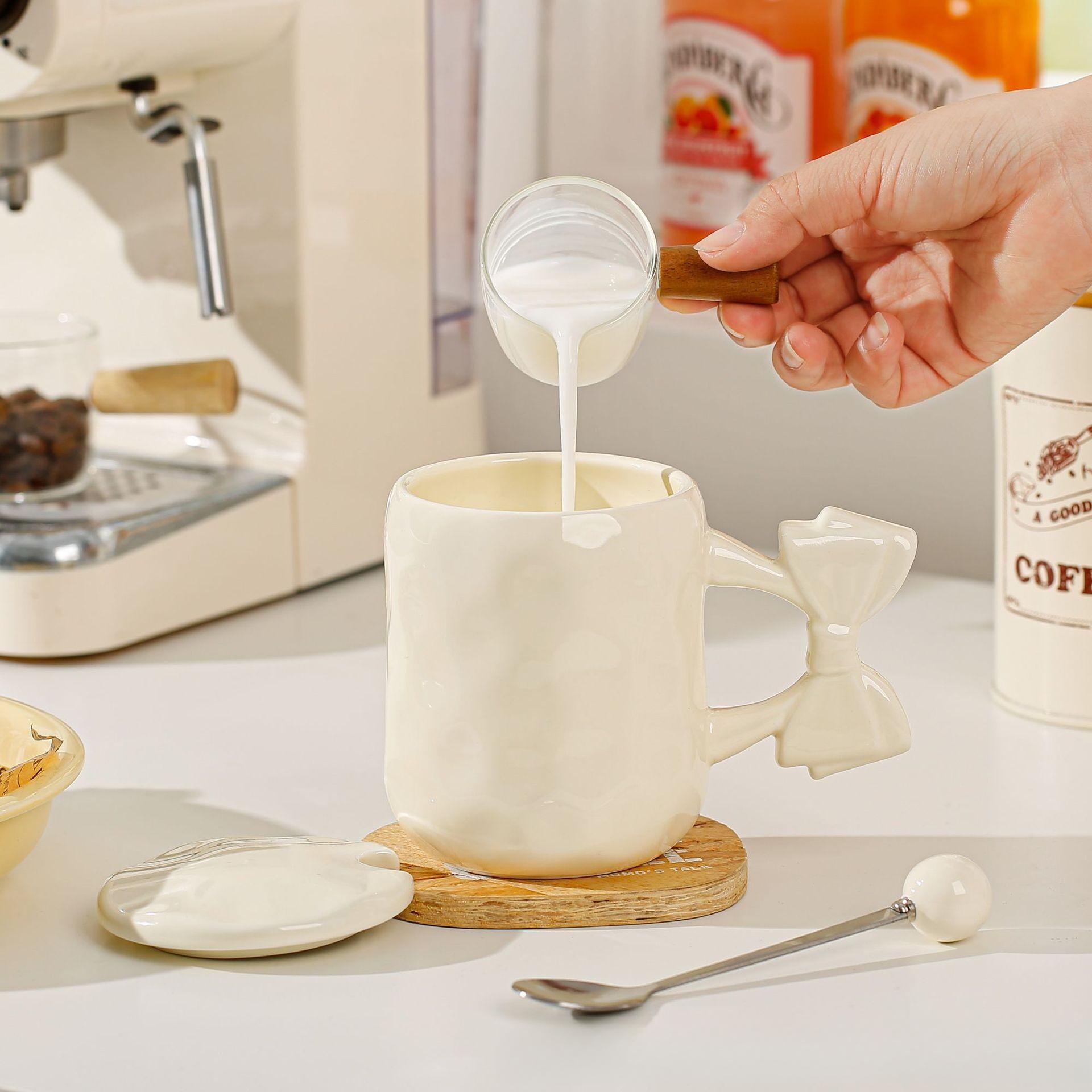 Керамическая чашка с бантом, кружка для ниши, высокая чашка для воды, кофейная чашка для девочек, маленькая свежая чашка, простая 450ML
Керамическая чашка с бантом, кружка для ниши, высокая чашка для воды, кофейная чашка для девочек, маленькая свежая чашка, простая 450ML