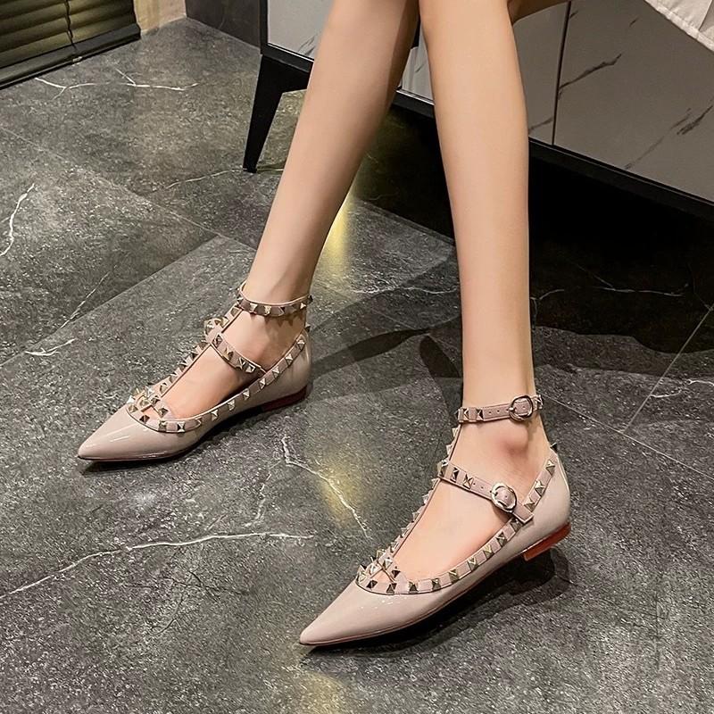 New v home rivet pointed flat shoes light mouth straps willow nude patent leather soft bottom light mouth single shoes women 34 тілесний
New v home rivet pointed flat shoes light mouth straps willow nude patent leather soft bottom light mouth single shoes women 34 тілесний