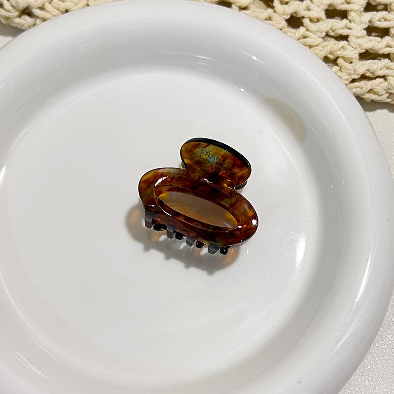 Ацетатная цветочная мини-заколка-краб: Элегантный овальный полый дизайн для высоких хвостов и боковых укладок
Ацетатная цветочная мини-заколка-краб: Элегантный овальный полый дизайн для высоких хвостов и боковых укладок