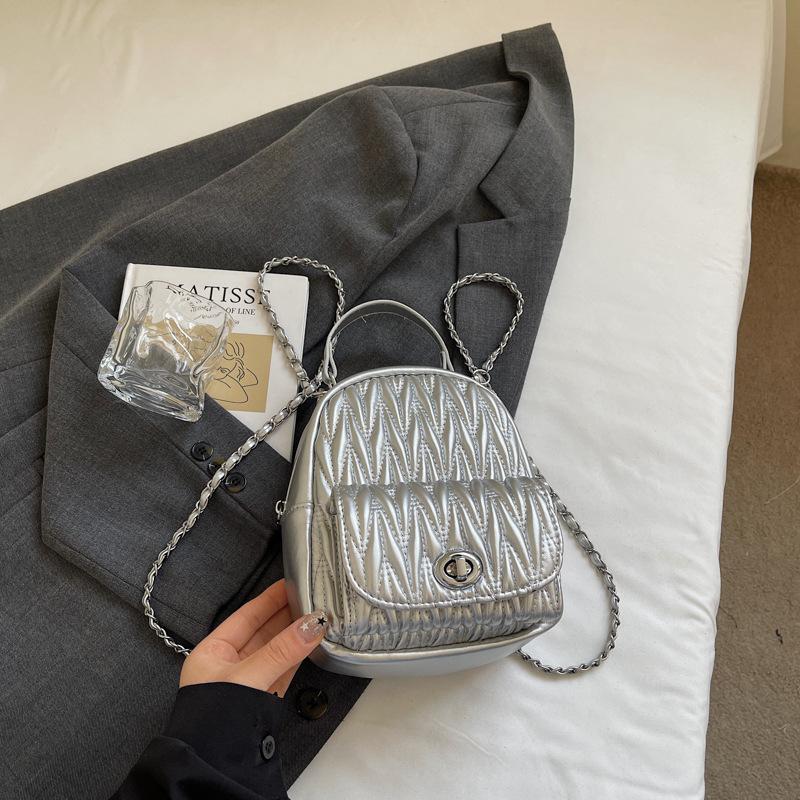 Трендовый рюкзак с ромбовидным узором 2025 лето новая модная дорожная повседневная сумка-рюкзак модная женская сумка из мягкой ПУ кожи серебряный
Трендовый рюкзак с ромбовидным узором 2025 лето новая модная дорожная повседневная сумка-рюкзак модная женская сумка из мягкой ПУ кожи серебряный