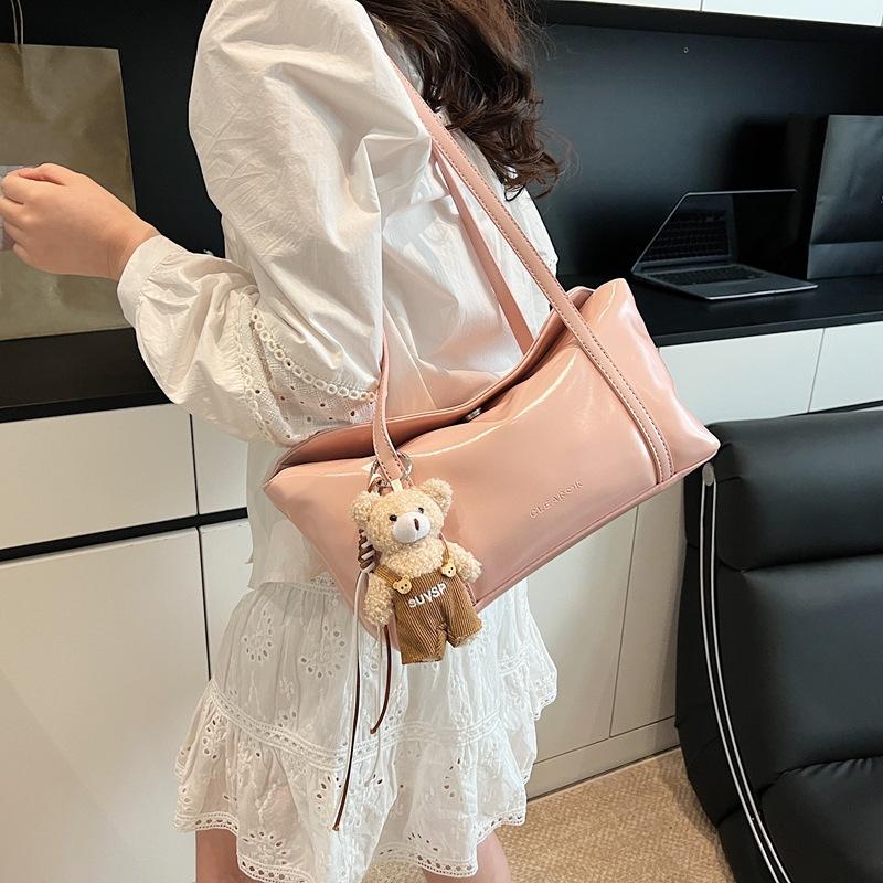 Premium sense large capacity fashion bag women s new shoulder bag spring and summer retro tote bag
Premium sense large capacity fashion bag women s new shoulder bag spring and summer retro tote bag