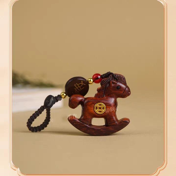 Миттєві Гроші Брелок для Ключів Автомобіля Підвіска Пурпурове Сандалове Дерево Різьблення Маленький Троянський Кінь Безпечна Підвіска-Прикраса Креативний Підвіска для Сумки Подарунок 1pcs
Миттєві Гроші Брелок для Ключів Автомобіля Підвіска Пурпурове Сандалове Дерево Різьблення Маленький Троянський Кінь Безпечна Підвіска-Прикраса Креативний Підвіска для Сумки Подарунок 1pcs