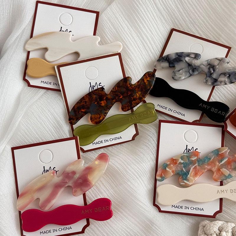 2 pieces of new simple acetate hair clip headpiece, which is a stylish bangs clip for women, a frontal duckbill clip
2 pieces of new simple acetate hair clip headpiece, which is a stylish bangs clip for women, a frontal duckbill clip