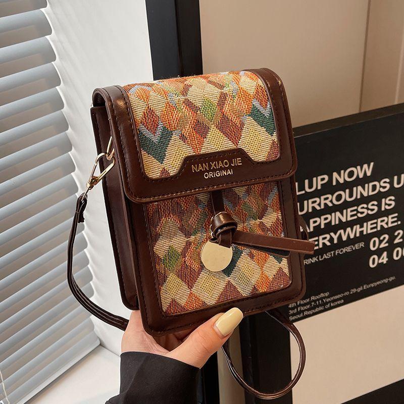 Mobile retro shoulder bag, women s fashionable crossbody bag, diamond grid shoulder bag
Mobile retro shoulder bag, women s fashionable crossbody bag, diamond grid shoulder bag