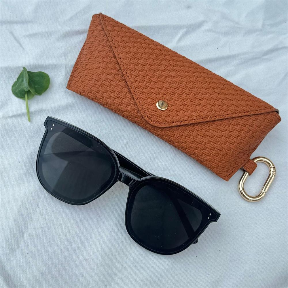 Straw Woven Glasses Bag Multi-Function Pu Leather Eyewear Case Eyeglass Protective Bag Creative Keychain Sunglasses Holder For коричневий
Straw Woven Glasses Bag Multi-Function Pu Leather Eyewear Case Eyeglass Protective Bag Creative Keychain Sunglasses Holder For коричневий