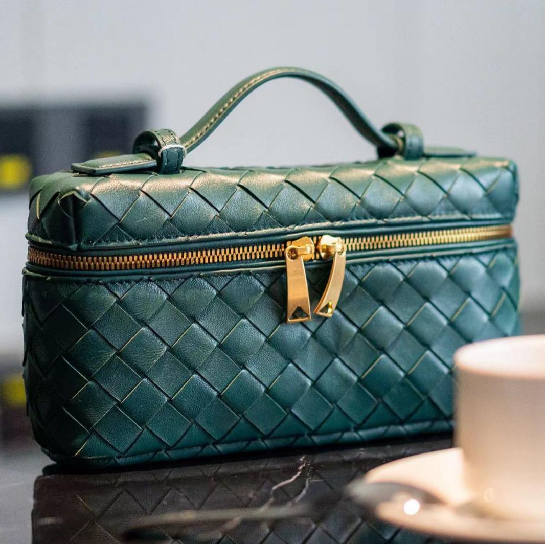 2025 Women s High-End Leather Woven Diamond Sheepskin Shoulder Crossbody Bag 23*5*13 cm
2025 Women s High-End Leather Woven Diamond Sheepskin Shoulder Crossbody Bag 23*5*13 cm