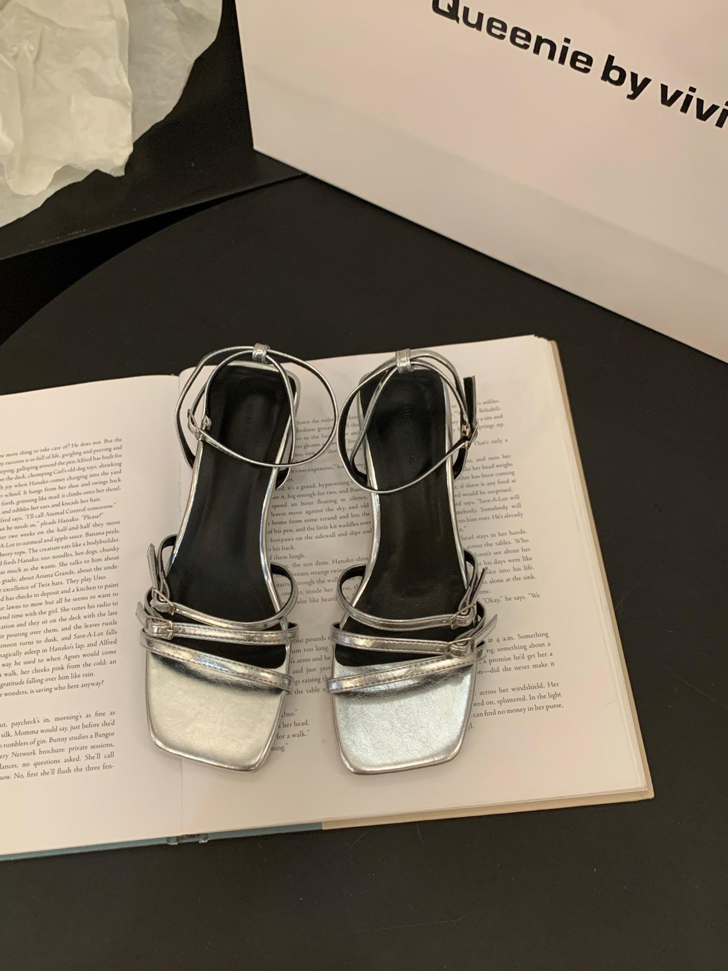 Medium and high heels with sandals fairy shoes 2025 new summer temperament silver thick heels 39 срібний
Medium and high heels with sandals fairy shoes 2025 new summer temperament silver thick heels 39 срібний