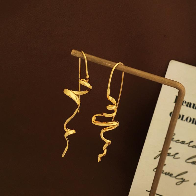 Abstract Three-dimensional Earrings Exquisite Retro Ear Hanging Jewelry Accessories золотий
Abstract Three-dimensional Earrings Exquisite Retro Ear Hanging Jewelry Accessories золотий