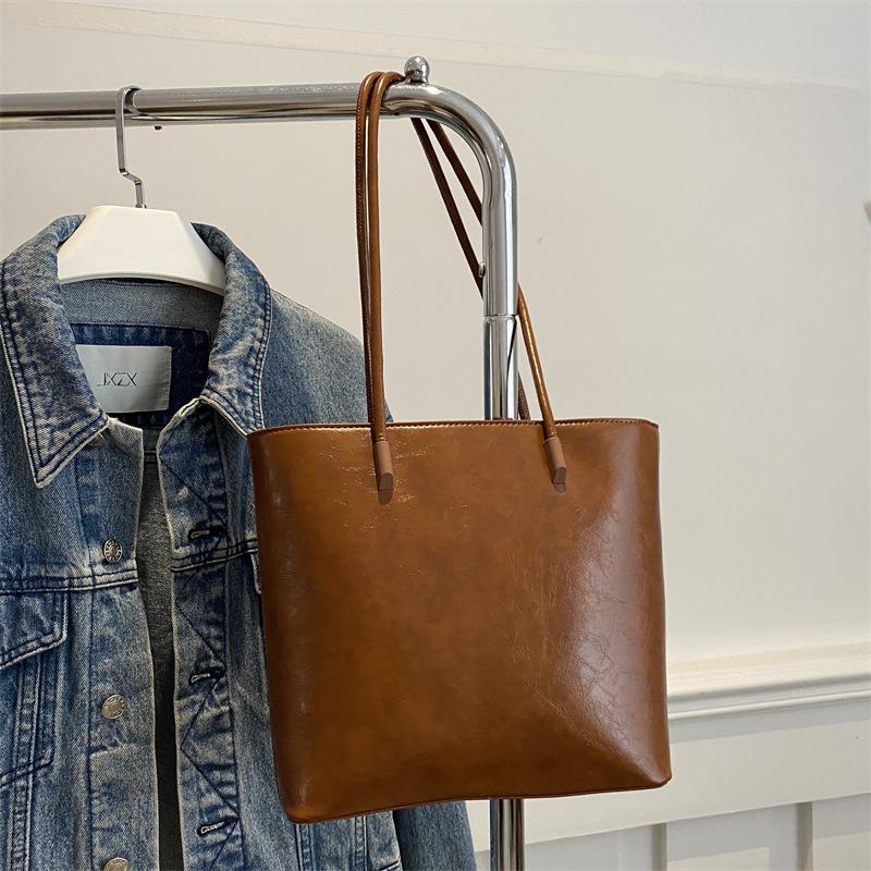 New simple commuter casual tote bag retro fashion large capacity bag women s autumn and winter niche trend shoulder bag
New simple commuter casual tote bag retro fashion large capacity bag women s autumn and winter niche trend shoulder bag