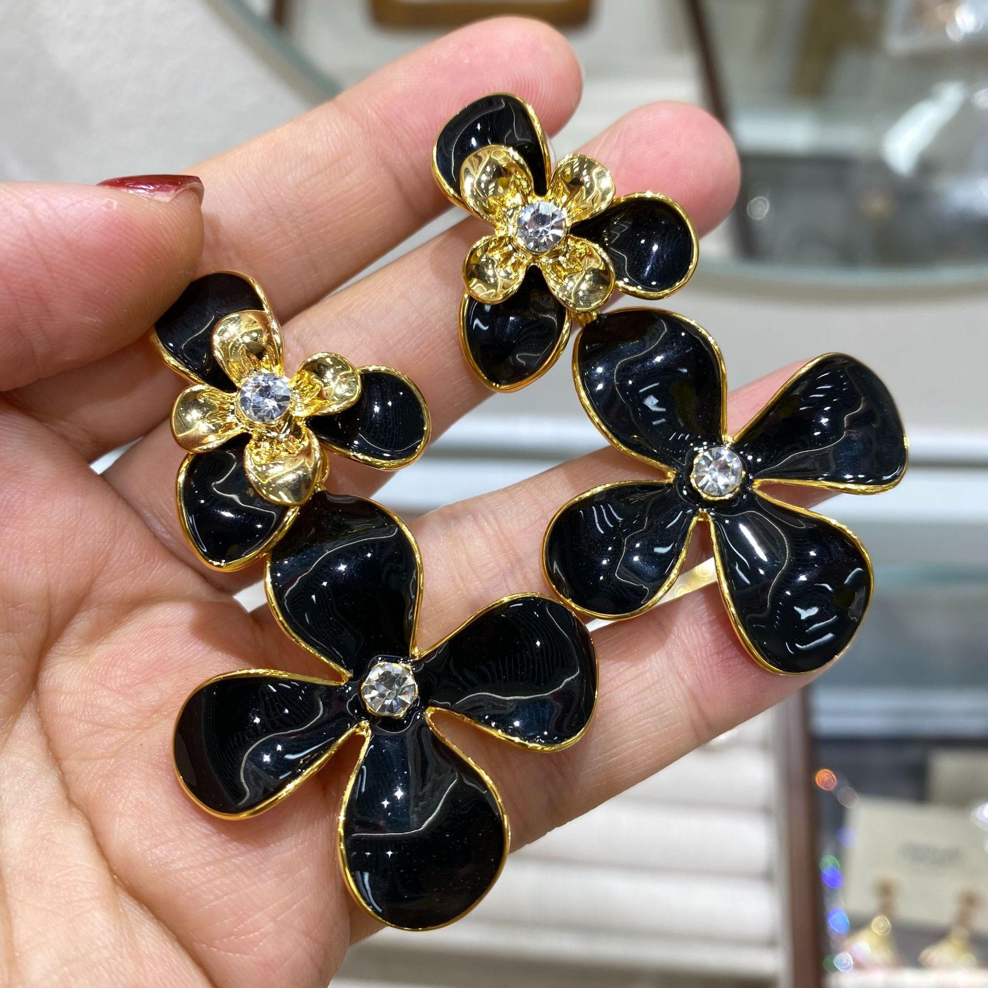 Autumn And Winter Fashion Light Luxury Dripping Oil Double Petal Fringed Earrings Temperament Gentle And Versatile High-End Earrings
Autumn And Winter Fashion Light Luxury Dripping Oil Double Petal Fringed Earrings Temperament Gentle And Versatile High-End Earrings