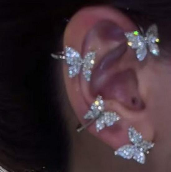 B574 Exquisite Glitter Butterfly Ear Cuff - No Piercing Needed, Fashionably Elegant Jewelry.
B574 Exquisite Glitter Butterfly Ear Cuff - No Piercing Needed, Fashionably Elegant Jewelry.