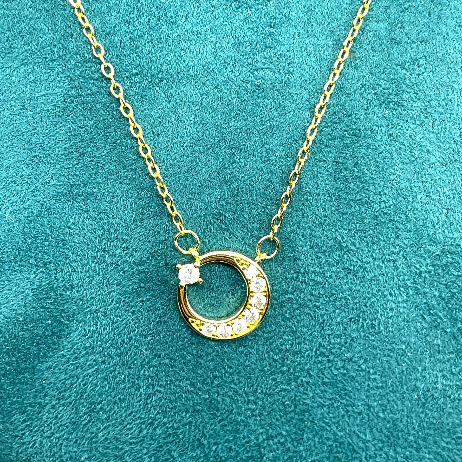 Ожерелье с изображением солнца, луны и звезд, женское, высококачественный дизайн, изящная цепочка на ключицу, модное, универсальное ожерелье, ювелирное изделие
Ожерелье с изображением солнца, луны и звезд, женское, высококачественный дизайн, изящная цепочка на ключицу, модное, универсальное ожерелье, ювелирное изделие