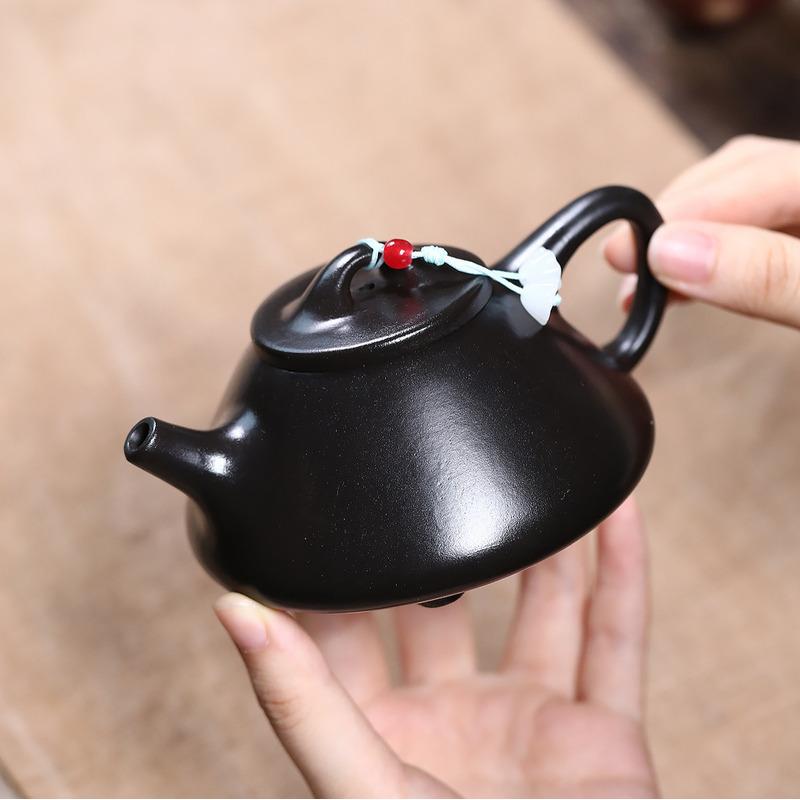 200ml Classic Yixing Purple Clay Teapots Handmade Black Stone Scoop Pot Raw Ore Dahongpao Mud Tea Maker Kettle Zisha Teaset Gift
200ml Classic Yixing Purple Clay Teapots Handmade Black Stone Scoop Pot Raw Ore Dahongpao Mud Tea Maker Kettle Zisha Teaset Gift