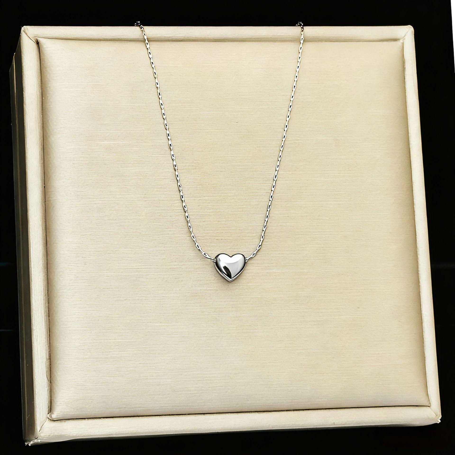 Light luxury love pendant collarbone chain women s 18K titanium steel exquisite small high-end necklace
Light luxury love pendant collarbone chain women s 18K titanium steel exquisite small high-end necklace