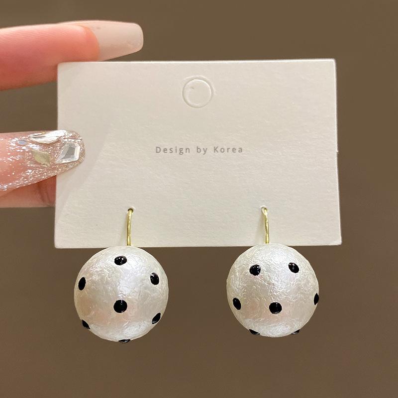 Black and red polka dot cotton pearl earrings women s high-end niche design popular ear buckle commuter versatile temperament earrings
Black and red polka dot cotton pearl earrings women s high-end niche design popular ear buckle commuter versatile temperament earrings