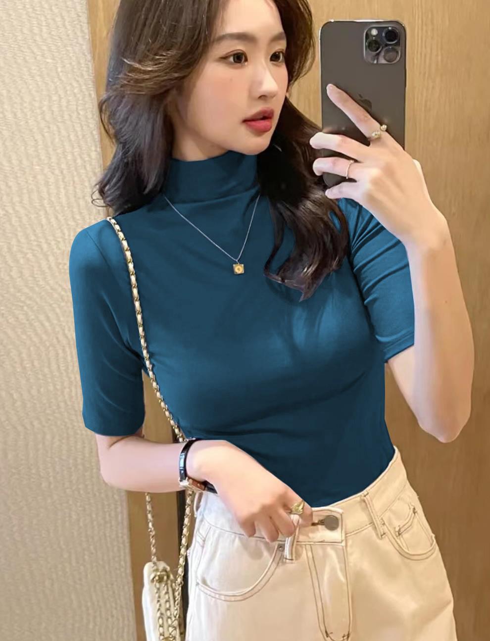 Жіноча футболка приталеного крою в корейському стилі з напіввисоким коміром однотонна - Осінь/Зима 2024 XXL
Жіноча футболка приталеного крою в корейському стилі з напіввисоким коміром однотонна - Осінь/Зима 2024 XXL