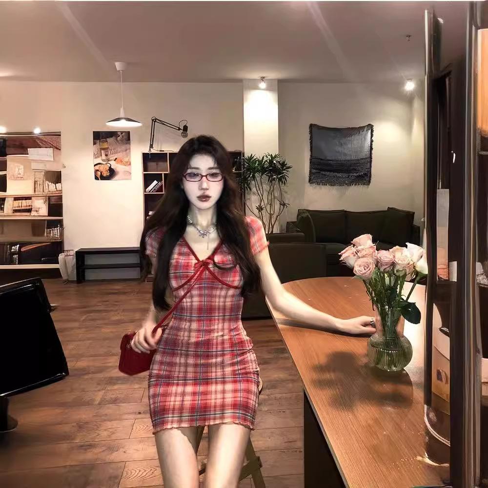 Red plaid mesh dress, female summer spice girl hip-wrapped short skirt, low-cut v-neck short-sleeved skirt XL червоний
Red plaid mesh dress, female summer spice girl hip-wrapped short skirt, low-cut v-neck short-sleeved skirt XL червоний