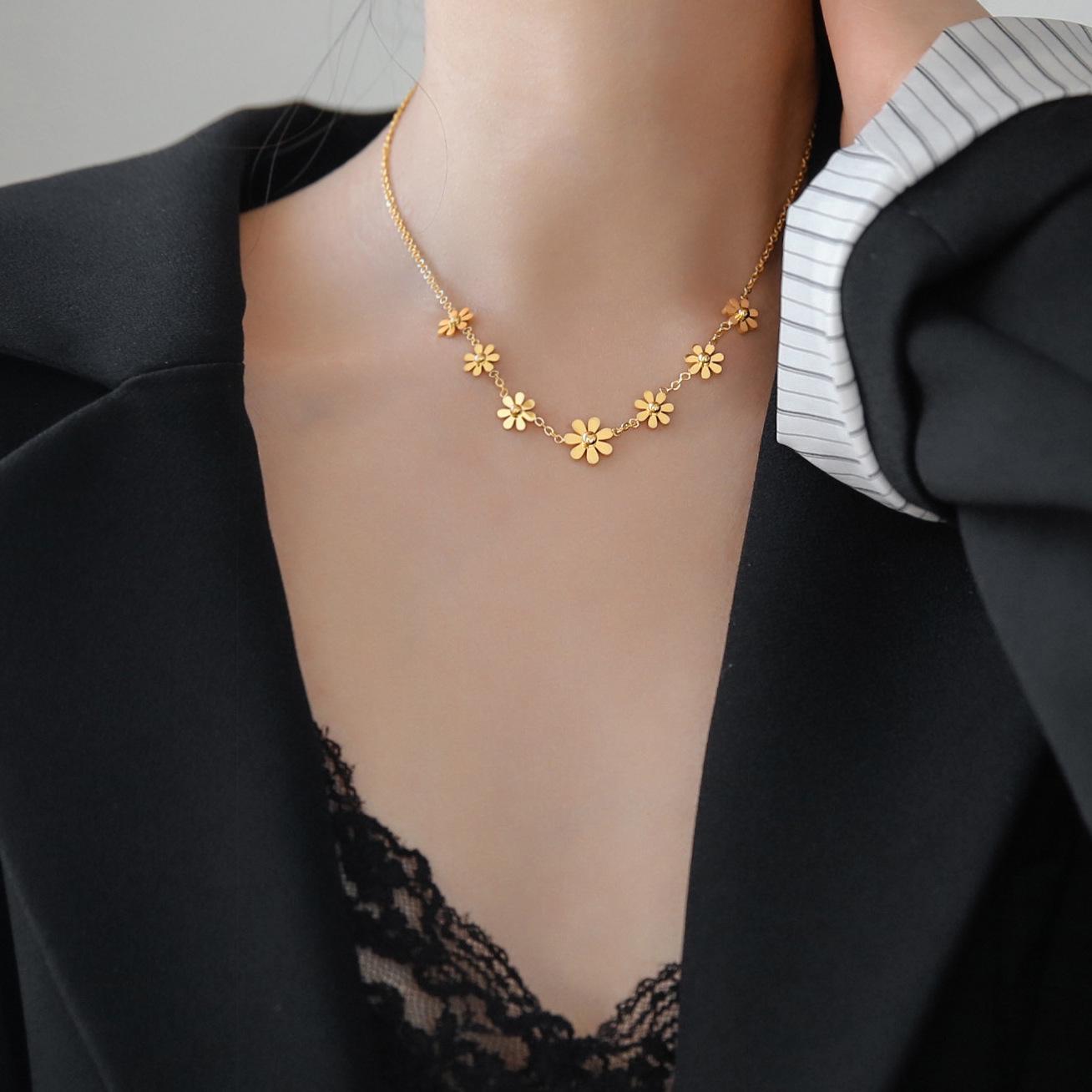 2023 Trendy Titanium Flower Necklace: Versatile, High-End Clavicle Chain with Exquisite Fashion Sense for Women
2023 Trendy Titanium Flower Necklace: Versatile, High-End Clavicle Chain with Exquisite Fashion Sense for Women