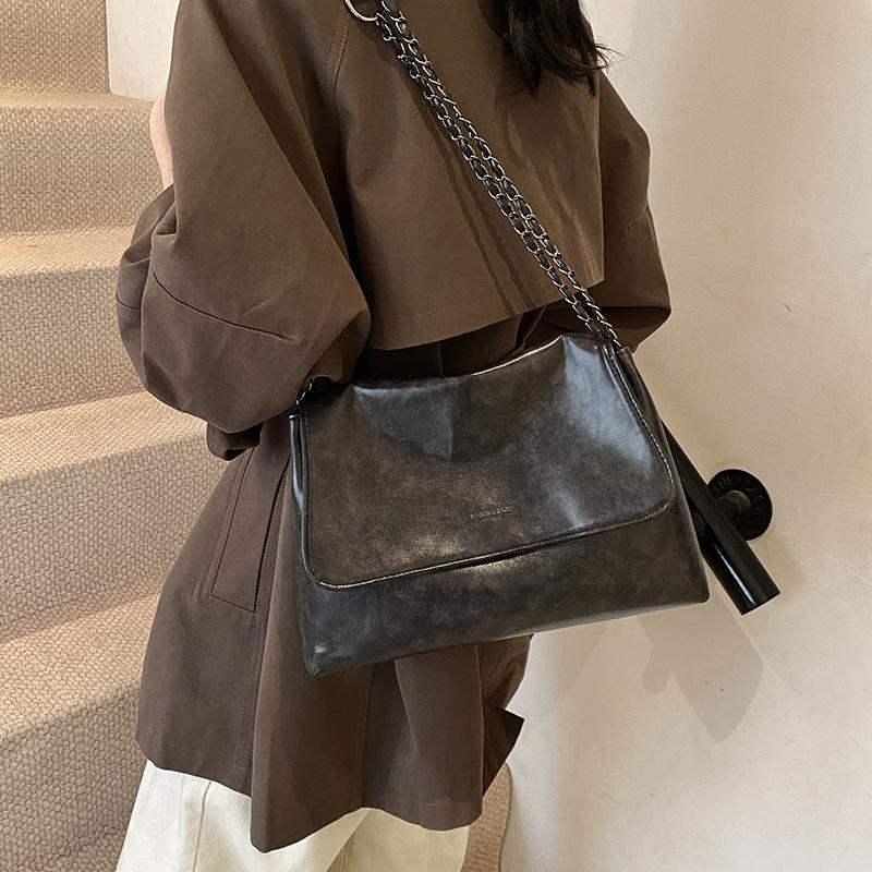 Ретро кожа с масляной восковой пропиткой большая сумка женская 2025 новая модная сумка почтальона для поездок на работу осень-зима высококлассная сумка-подмышка на цепочке 30*9.5*21 чёрный
Ретро кожа с масляной восковой пропиткой большая сумка женская 2025 новая модная сумка почтальона для поездок на работу осень-зима высококлассная сумка-подмышка на цепочке 30*9.5*21 чёрный