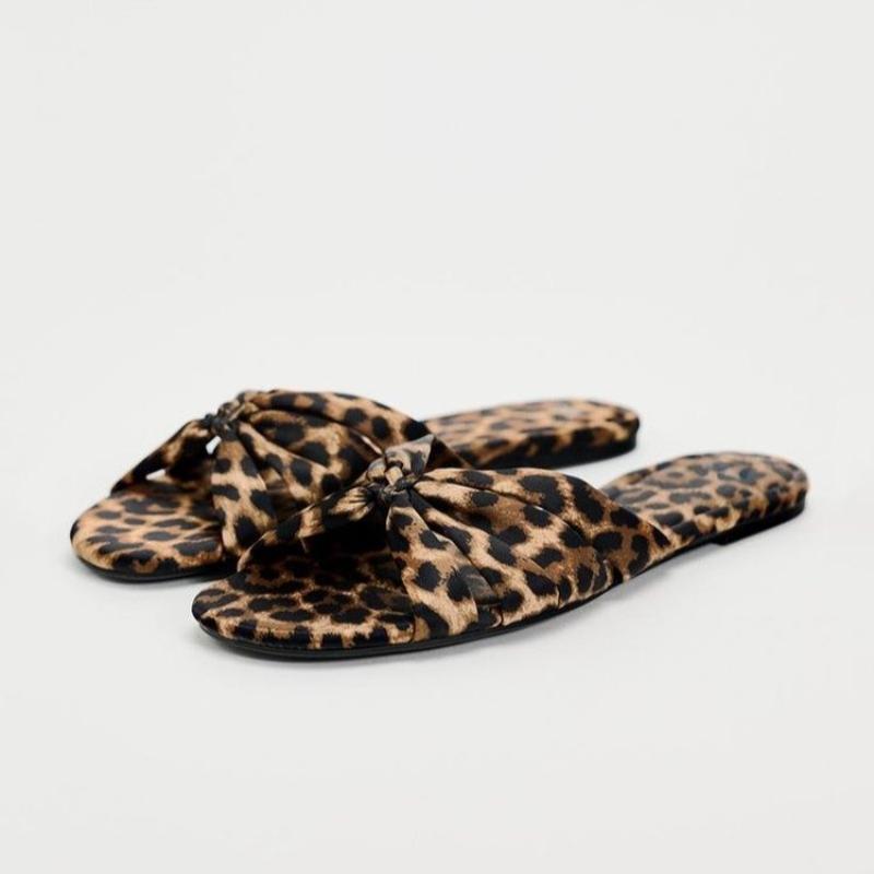 Fashion Solid Low Heel Slippers for Women 2024 New Hot Sale Summer Rubber Ladies Shoes Shallow Pu Women s Slippers Zapatos
Fashion Solid Low Heel Slippers for Women 2024 New Hot Sale Summer Rubber Ladies Shoes Shallow Pu Women s Slippers Zapatos
