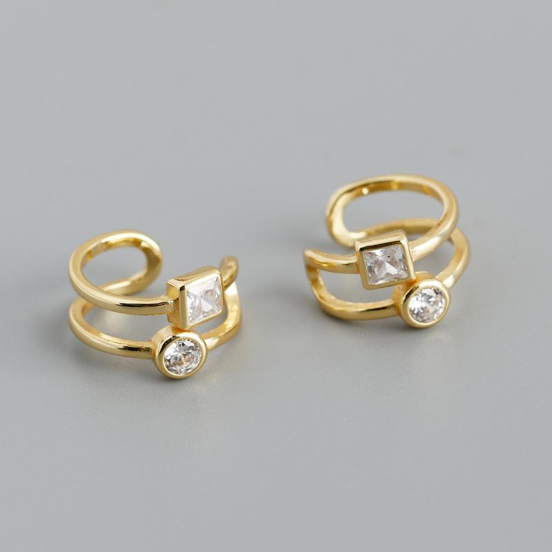 Срібні сережки зі стразами і пряжкою для вух без пірсингу.
Срібні сережки зі стразами і пряжкою для вух без пірсингу.