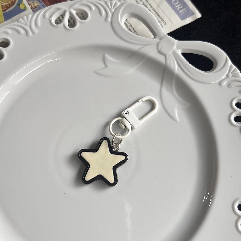 Милый простой черно-белый брелок со звездами Y2K винтажная пентаграмма брелок сумка подвеска украшения для девочек и мальчиков подарки белый
Милый простой черно-белый брелок со звездами Y2K винтажная пентаграмма брелок сумка подвеска украшения для девочек и мальчиков подарки белый