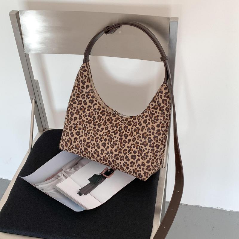 Retro suede bag fashion trend portable shoulder bag niche autumn and winter new suede messenger bag women леопардовый
Retro suede bag fashion trend portable shoulder bag niche autumn and winter new suede messenger bag women леопардовый