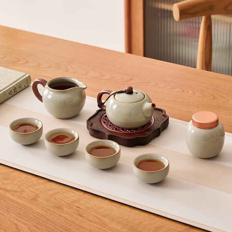 Gold Inlaid Jade Ru Porcelain 7-Piece Tea Set
Gold Inlaid Jade Ru Porcelain 7-Piece Tea Set