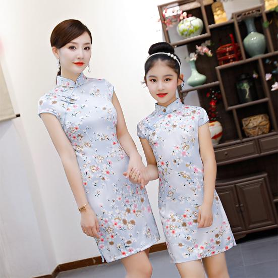 Вечернее платье. Гладкое винтажное китайское платье Cheongsam для родителей и детей с цветочным принтом.
Вечернее платье. Гладкое винтажное китайское платье Cheongsam для родителей и детей с цветочным принтом.