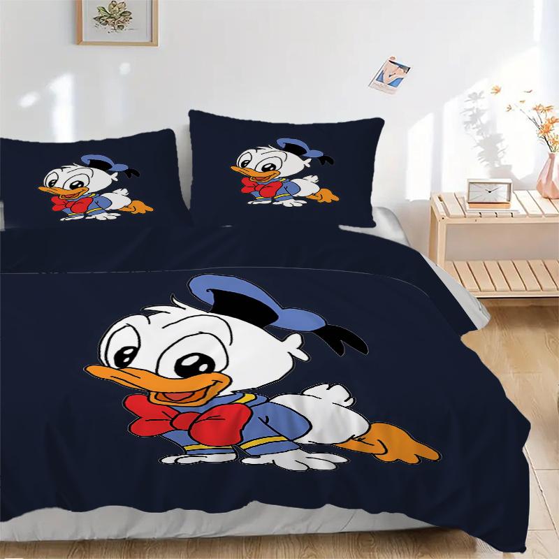 3pcs The Small Donald Duck Quilt Cover Set (1 Quilt Cover + 2 Pillowcases Without Pillow Core), High-Definition Printing for Home and Dormit 135x200cm
3pcs The Small Donald Duck Quilt Cover Set (1 Quilt Cover + 2 Pillowcases Without Pillow Core), High-Definition Printing for Home and Dormit 135x200cm
