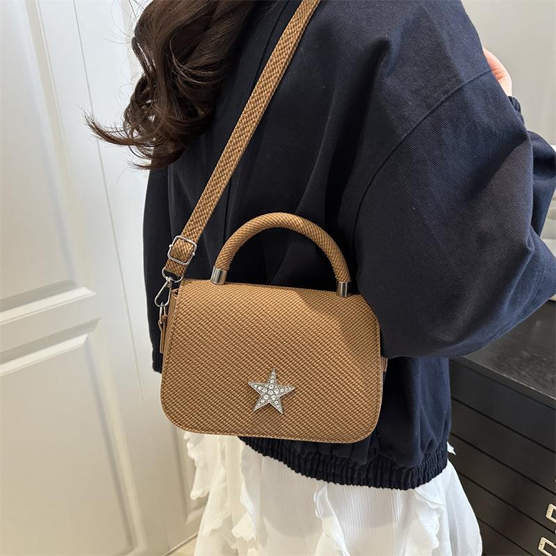 Fresh lady 2025 summer new star bright diamond chain texture simple portable shoulder crossbody small square bag рожевий
Fresh lady 2025 summer new star bright diamond chain texture simple portable shoulder crossbody small square bag рожевий