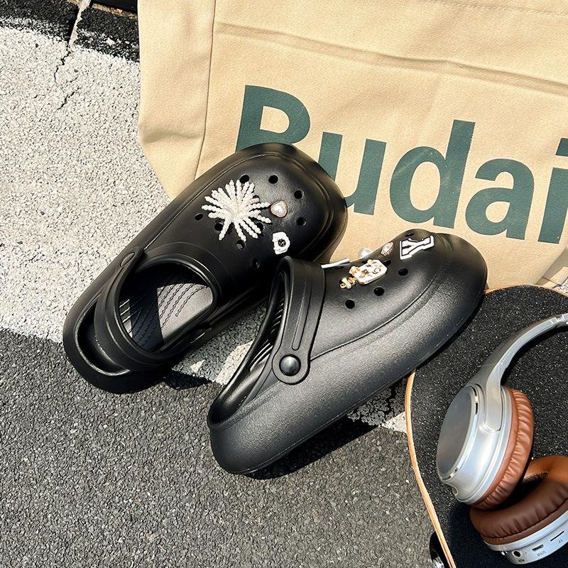 New super soft hole shoes, men s and women s thick-soled non-slip and breathable, two wearing big-headed shoes, couples wearing cool slippers at home 35/36
New super soft hole shoes, men s and women s thick-soled non-slip and breathable, two wearing big-headed shoes, couples wearing cool slippers at home 35/36