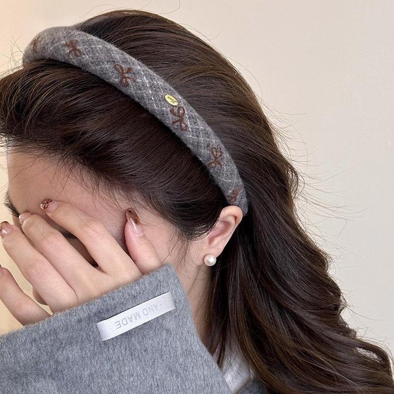 Retro Letter Gold Logo Hair Clip Headband – 2026 Fashion Hair Accessory for Women
Retro Letter Gold Logo Hair Clip Headband – 2026 Fashion Hair Accessory for Women