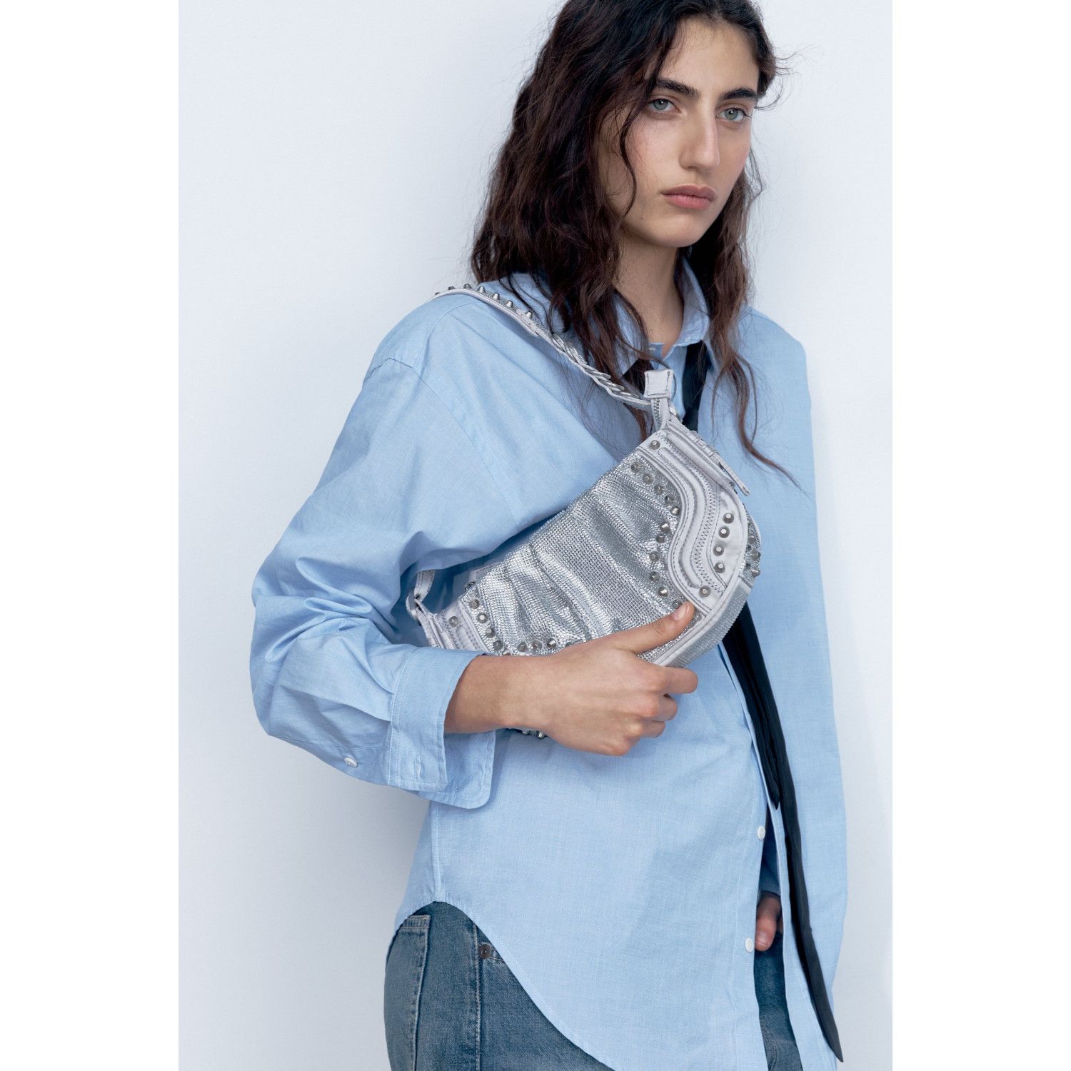 STUDDED RHINESTONE SHOULDER BAG
STUDDED RHINESTONE SHOULDER BAG