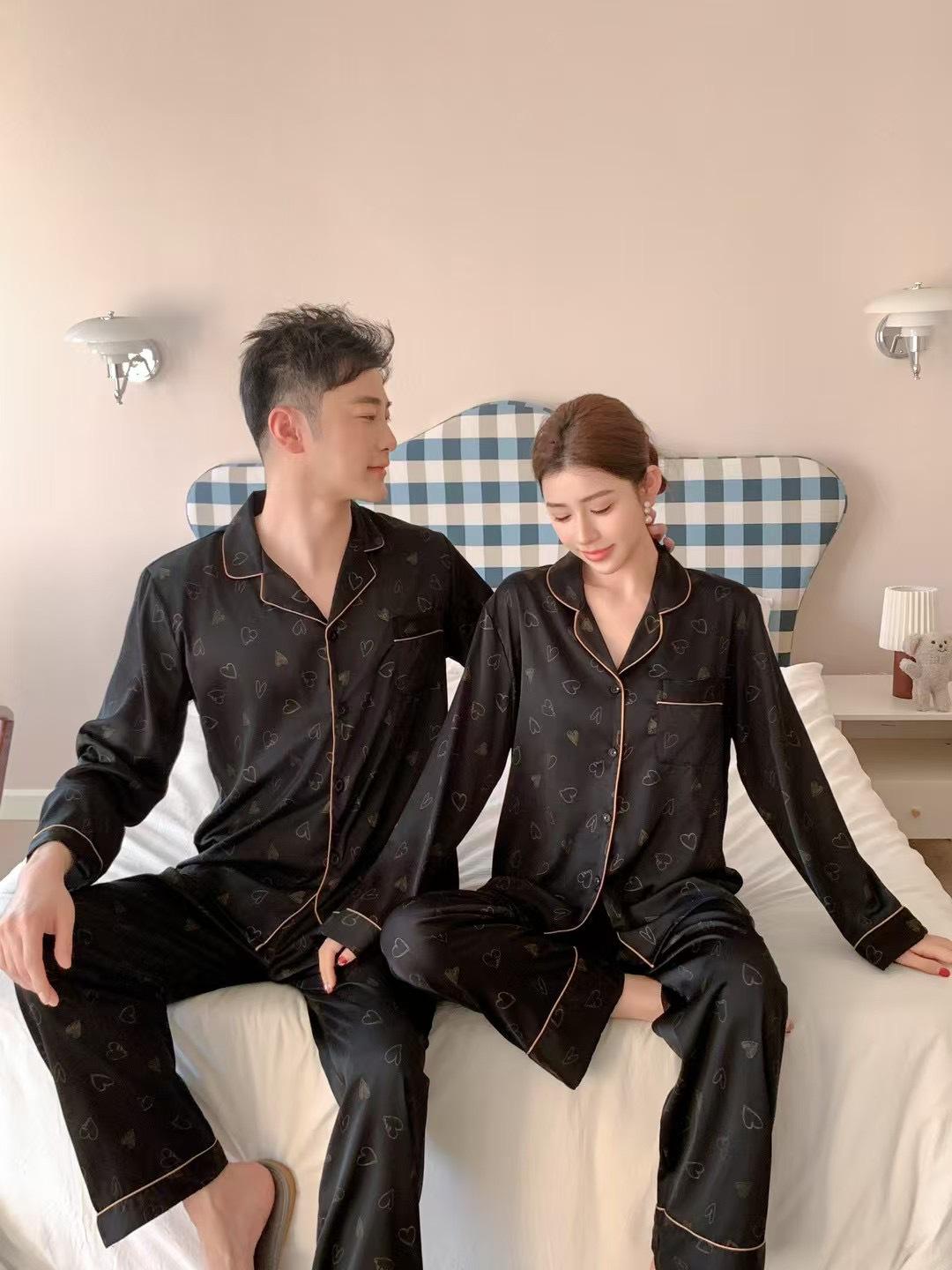 Year of the Rat Red Ice Silk Couple Pajamas: Women s Elegant Long Sleeve and Pants Set for Home or Outdoor Wear L
Year of the Rat Red Ice Silk Couple Pajamas: Women s Elegant Long Sleeve and Pants Set for Home or Outdoor Wear L