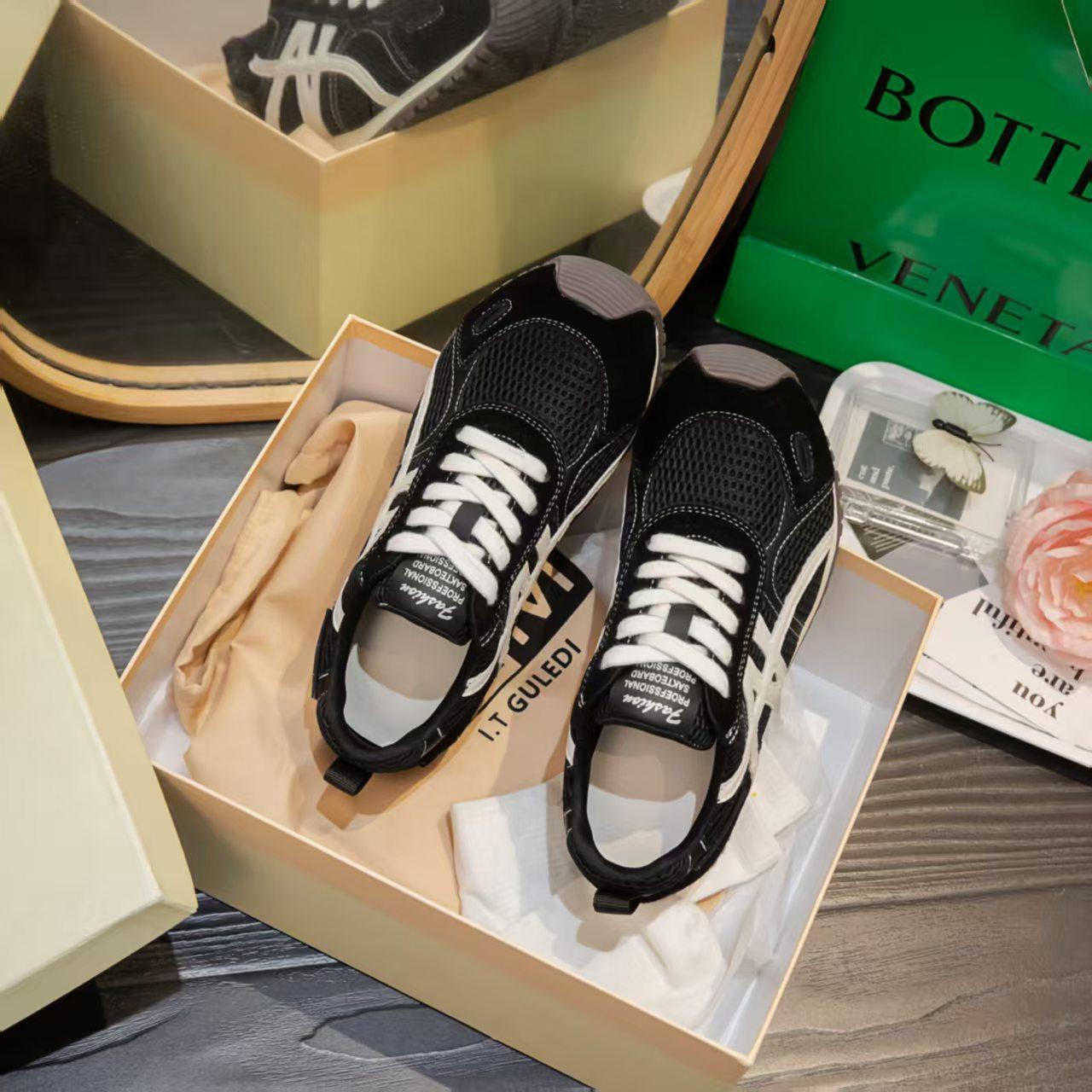 Leather women s little white shoes, new single-net breathable sports and leisure shoes, versatile thick soles 40 чорний
Leather women s little white shoes, new single-net breathable sports and leisure shoes, versatile thick soles 40 чорний