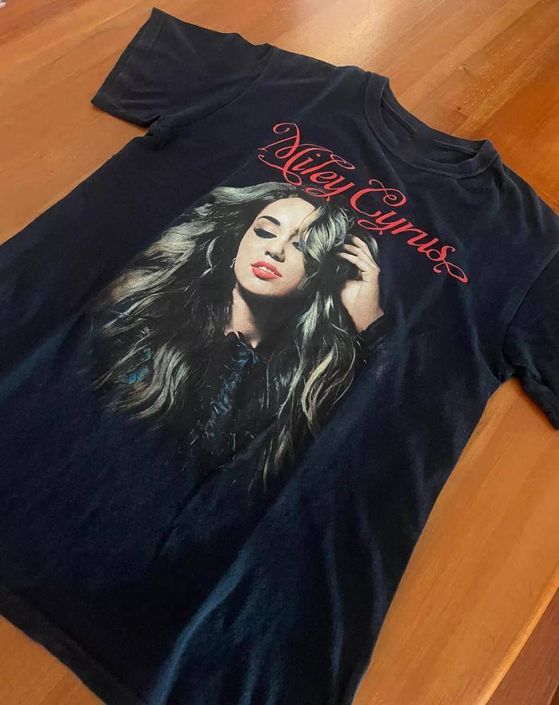 Pose Miley Cyrus Black Cotton All Size To 5XL TShirt Gift For Fan TT668 Unisex T-Shirt M
Pose Miley Cyrus Black Cotton All Size To 5XL TShirt Gift For Fan TT668 Unisex T-Shirt M