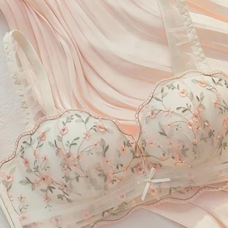 Light Blue Bra with Floral Embroidery and Mesh Details S білий
Light Blue Bra with Floral Embroidery and Mesh Details S білий