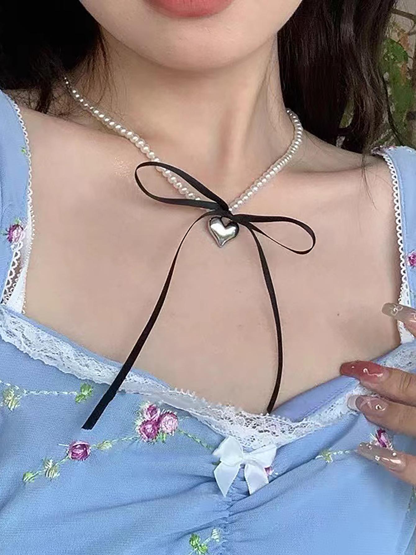 Charm Temperament Bow Tie Ribbon Silver Color Metal Heart Pendant Double-layer Pearl Necklace for Women Jewelry Accessories Gift
Charm Temperament Bow Tie Ribbon Silver Color Metal Heart Pendant Double-layer Pearl Necklace for Women Jewelry Accessories Gift