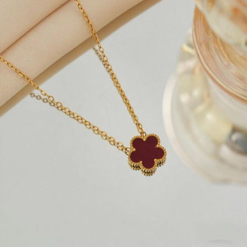 Fashlonable Womens Flve Leaf Flower Gold Plated Pendant Necklace For Women Temperament Llght Luxury Hlgh Quallty Clavicle Chain вина червоного кольору
Fashlonable Womens Flve Leaf Flower Gold Plated Pendant Necklace For Women Temperament Llght Luxury Hlgh Quallty Clavicle Chain вина червоного кольору