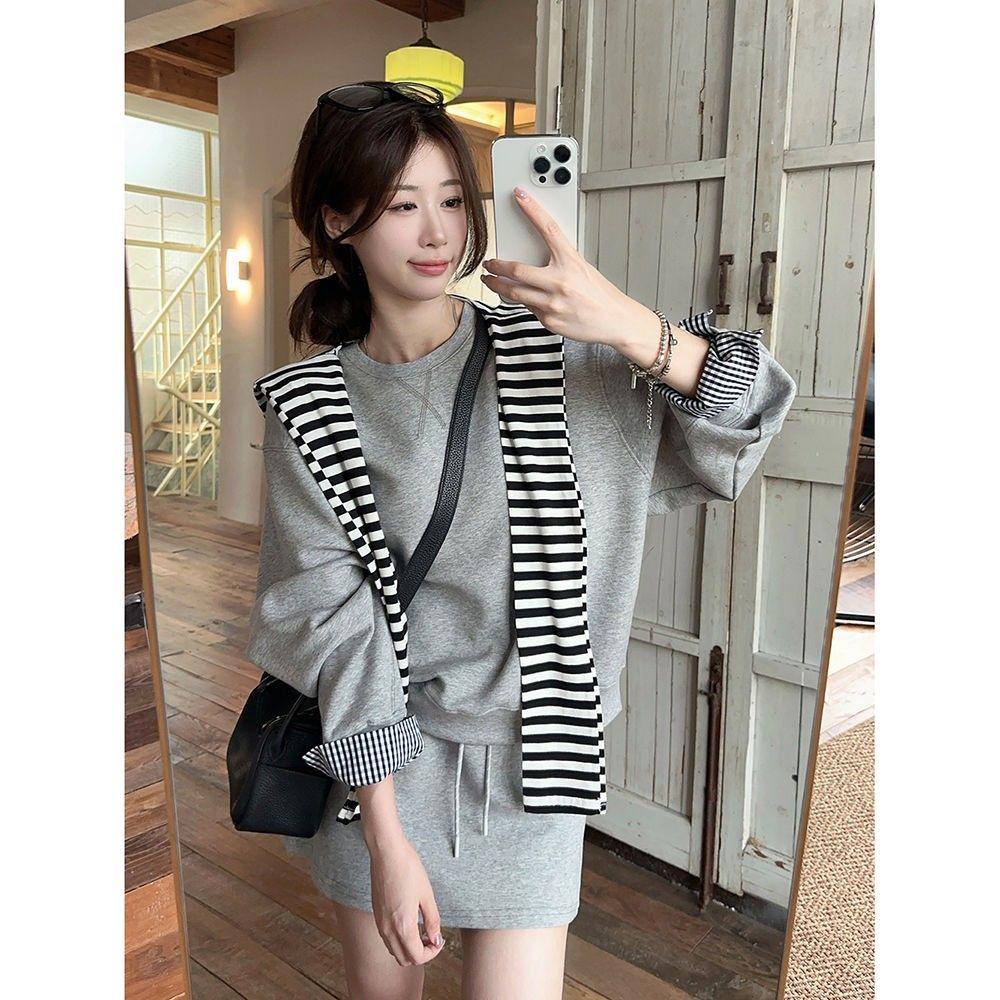 Корейский полосатый шаль-двойка с цветными блоками: Свободный свитшот с длинным рукавом и миди-юбка на кулиске с высокой талией для начала осени Large
Корейский полосатый шаль-двойка с цветными блоками: Свободный свитшот с длинным рукавом и миди-юбка на кулиске с высокой талией для начала осени Large