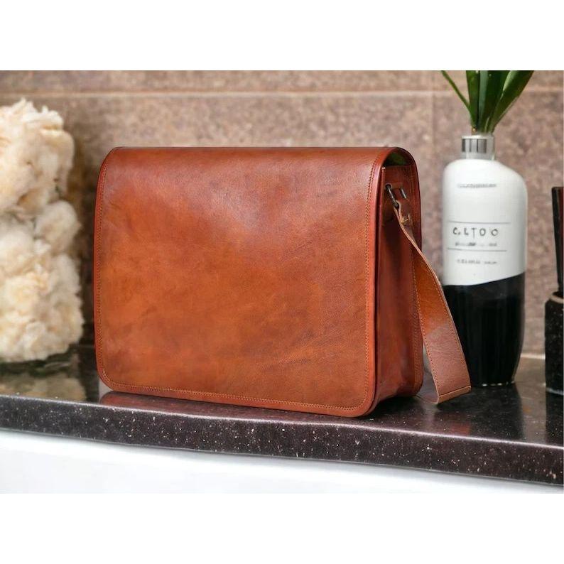 Сумка Кожаный Портфель Мессенджер На Плечо Ноутбук Брифкейс Мужской Винтажный Мужской Новый 16 x 12 x 5 in
Сумка Кожаный Портфель Мессенджер На Плечо Ноутбук Брифкейс Мужской Винтажный Мужской Новый 16 x 12 x 5 in