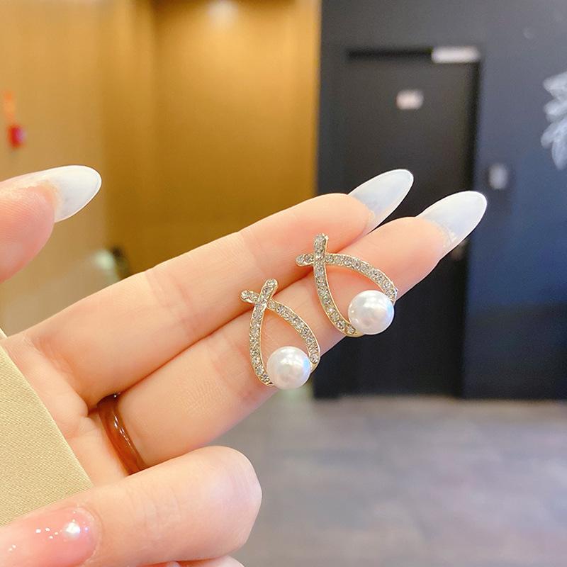 Fashion Imitation Pearl Crystal Water-drop Stud Earrings for Women Wedding Party Elegant Vintage Temperament Zircon Gift
Fashion Imitation Pearl Crystal Water-drop Stud Earrings for Women Wedding Party Elegant Vintage Temperament Zircon Gift
