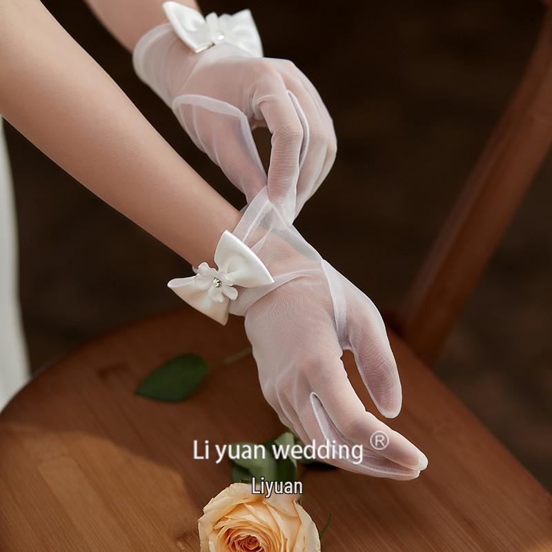 Свадебное платье из тюля с ручной вышивкой бисером, бантом, цветами из страз и короткими перчатками с пуговицами One Size грязно-белый
Свадебное платье из тюля с ручной вышивкой бисером, бантом, цветами из страз и короткими перчатками с пуговицами One Size грязно-белый