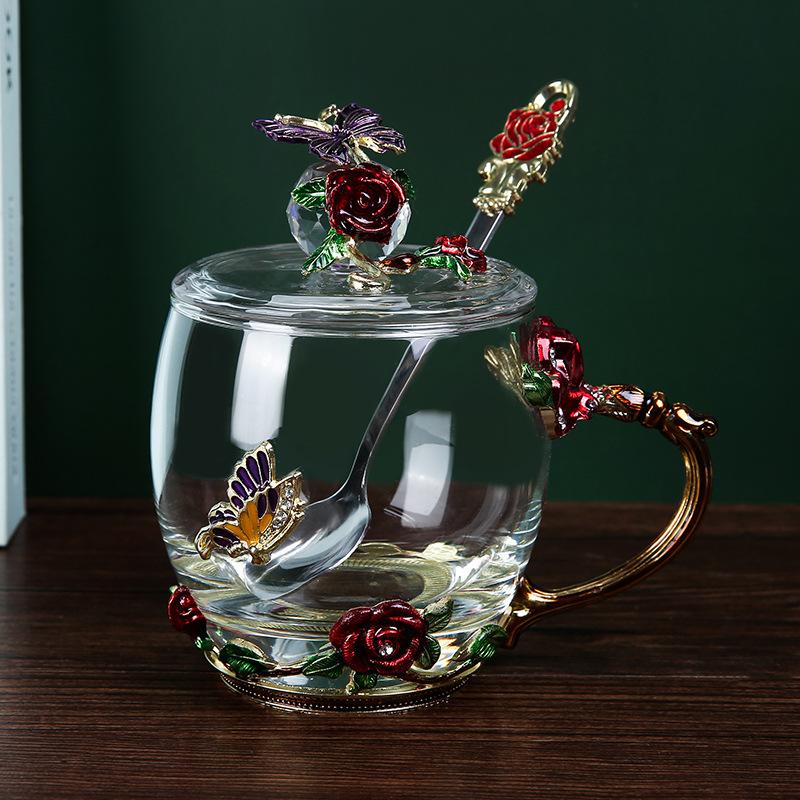 Емальована скляна кружка з декором у вигляді троянди та метелика, з кришкою та ложкою, креативна чашка для чаю з позолоченою ручкою для подарунка та домашнього використання 300ml
Емальована скляна кружка з декором у вигляді троянди та метелика, з кришкою та ложкою, креативна чашка для чаю з позолоченою ручкою для подарунка та домашнього використання 300ml