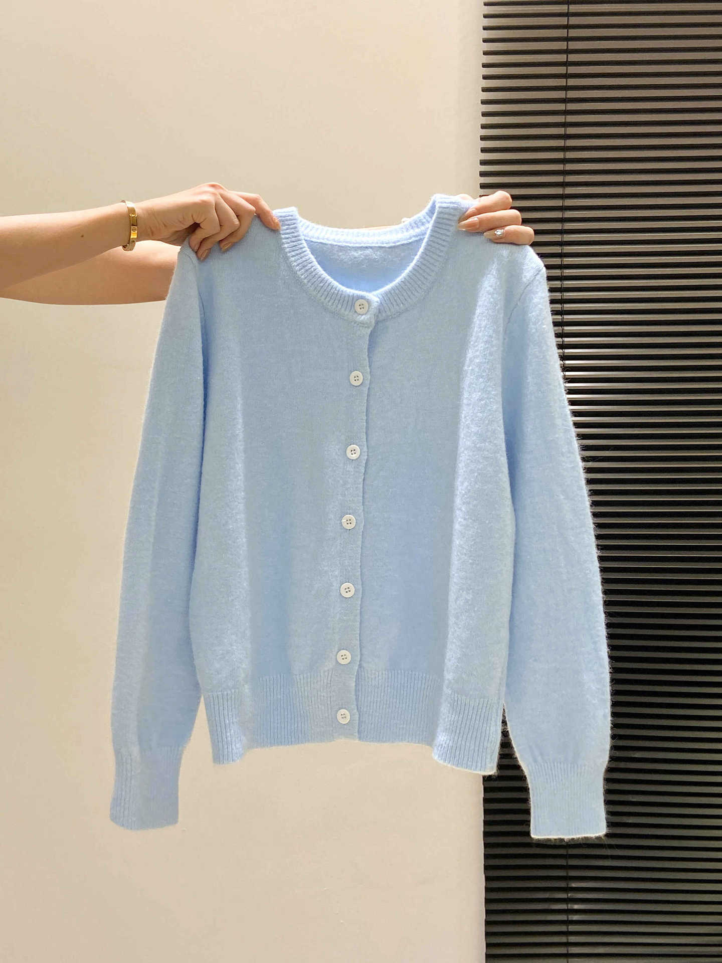 Lemon yellow age-reducing single-breasted sweater cardigan women s autumn and winter temperament soft waxy knitted top coat L синій
Lemon yellow age-reducing single-breasted sweater cardigan women s autumn and winter temperament soft waxy knitted top coat L синій