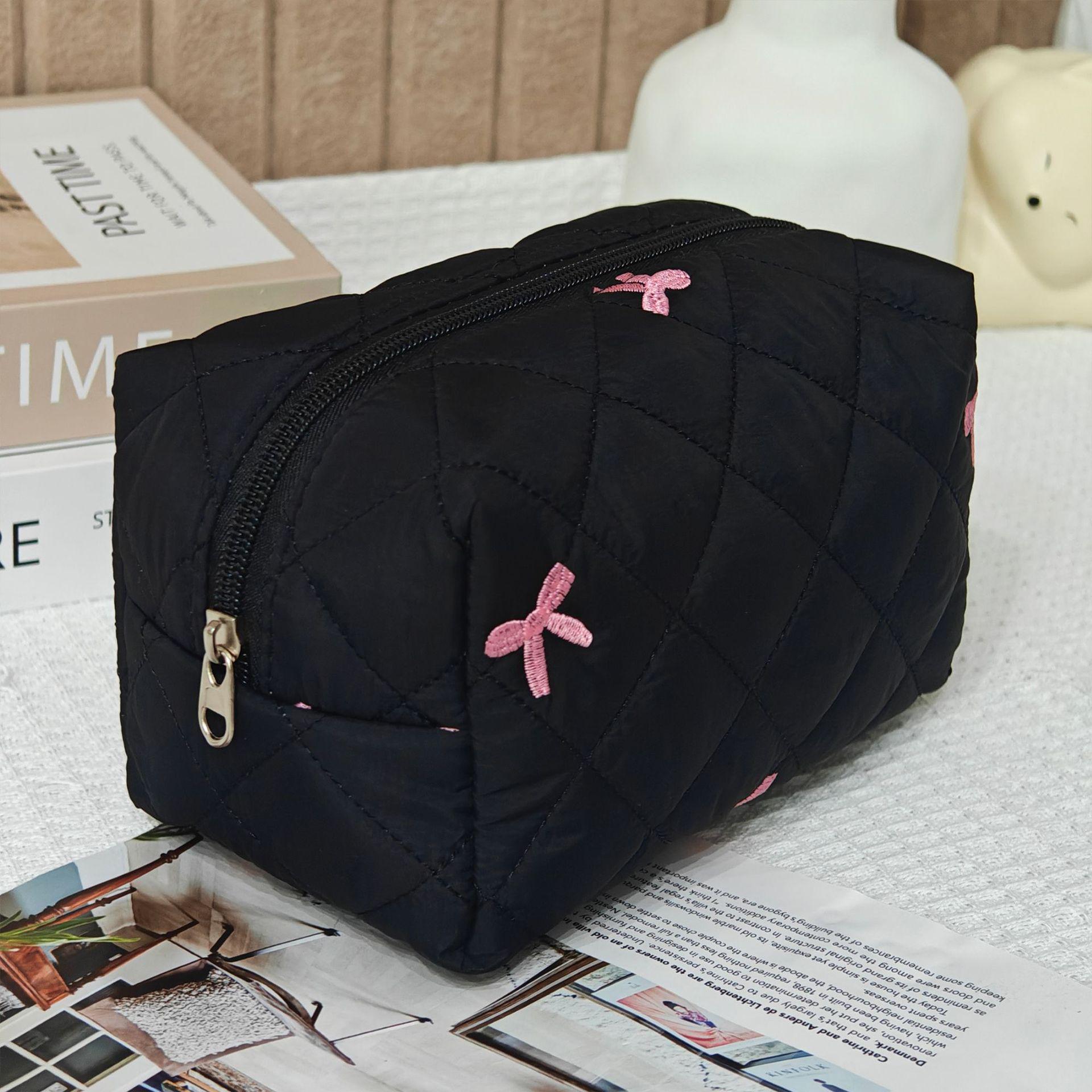 Большая стеганая хлопковая сумка: Многофункциональный органайзер для макияжа, туалетных принадлежностей и электроники
Большая стеганая хлопковая сумка: Многофункциональный органайзер для макияжа, туалетных принадлежностей и электроники