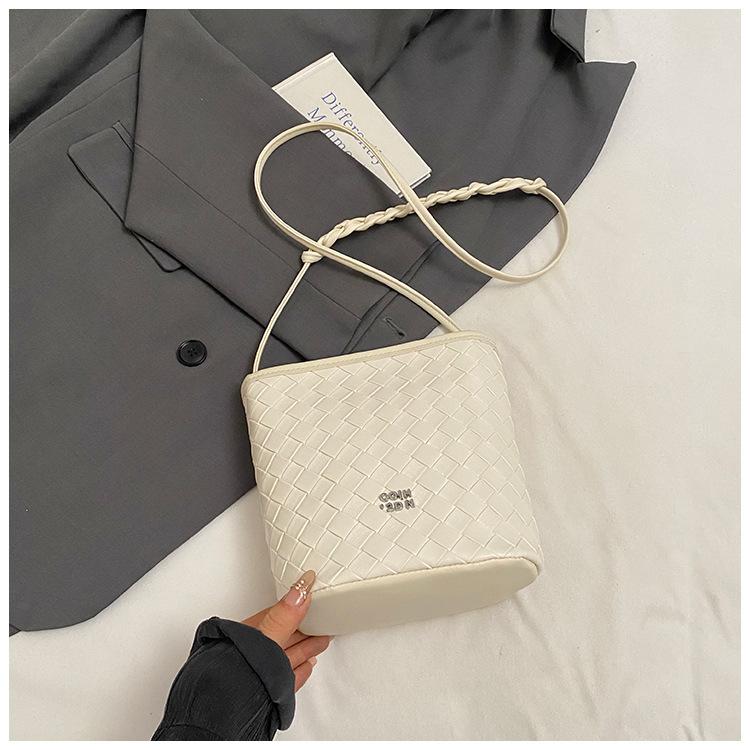 Woven crossbody bag 2025 summer new simple bucket bag women s travel commuting versatile one-shoulder crossbody bag белый
Woven crossbody bag 2025 summer new simple bucket bag women s travel commuting versatile one-shoulder crossbody bag белый